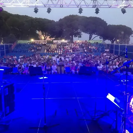 Appartement entièrement rénové, cosy avec Parking privé, Wifi rapide, Climatisation, Centre-Ville et Plage à pieds 300m, En Juillet et Août, les Réservations se font du Dimanche au Dimanche pour éviter la circulation Appartement Sainte-Maxime