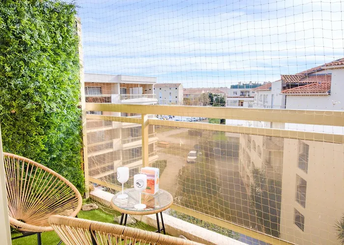 Appartement Appartement entièrement rénové, cosy avec Parking privé, Wifi rapide, Climatisation, Centre-Ville et Plage à pieds 300m, En Juillet et Août, les Réservations se font du Dimanche au Dimanche pour éviter la circulation