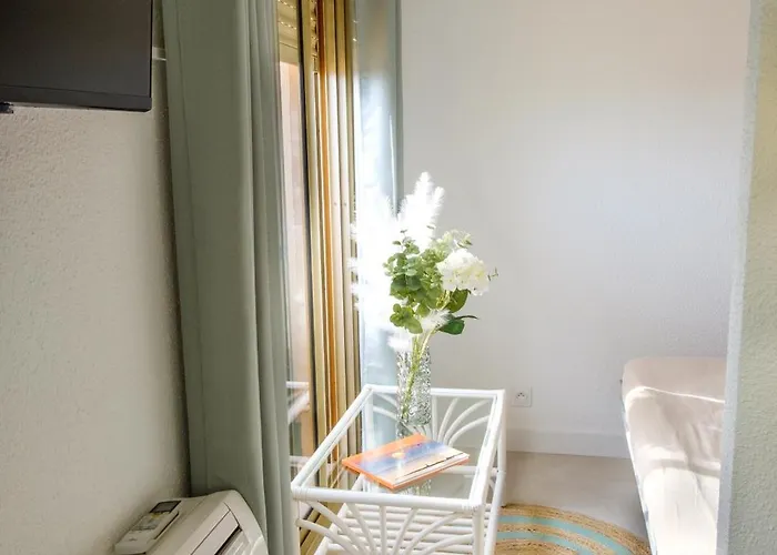 Maïmo Cosy Appartement rénové Centre Ville 300m plage, Clim, Parking Appartamento *